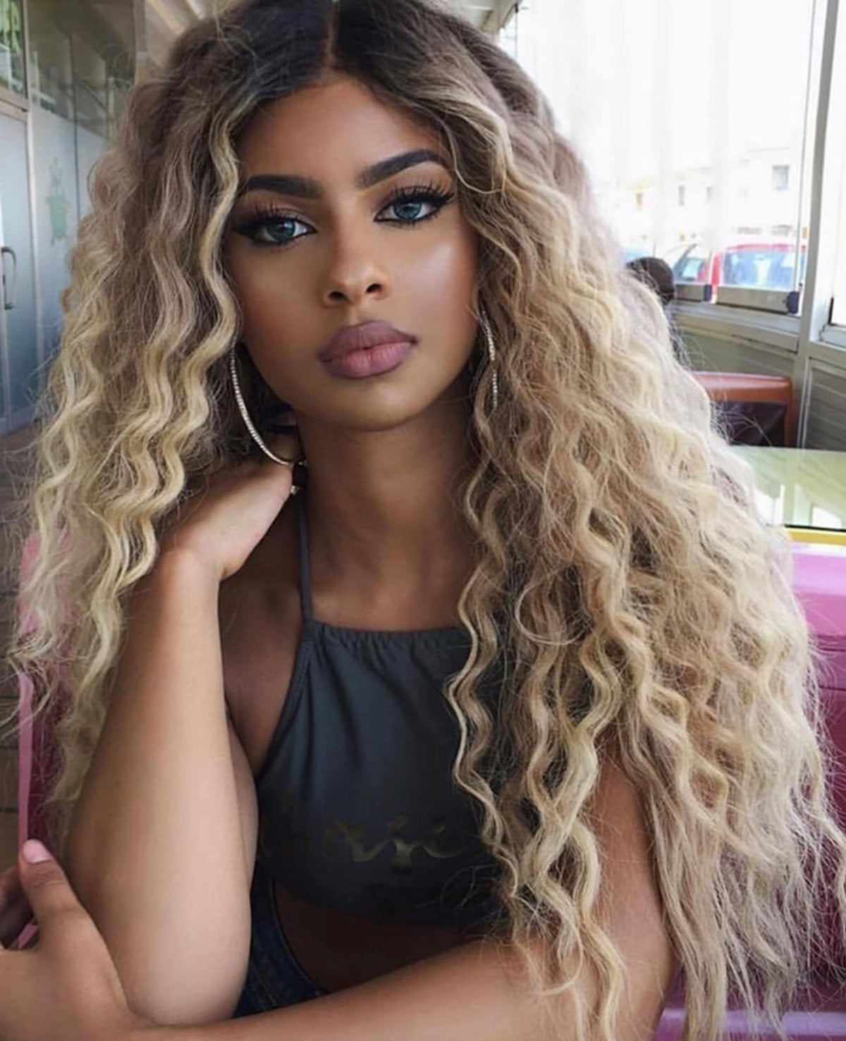 Fencca Ombre Blonde Long Curly Wigs for Women Heat Synthetic Curly Hair Wavy Full Wig Middle Part Natural Looking Wig
