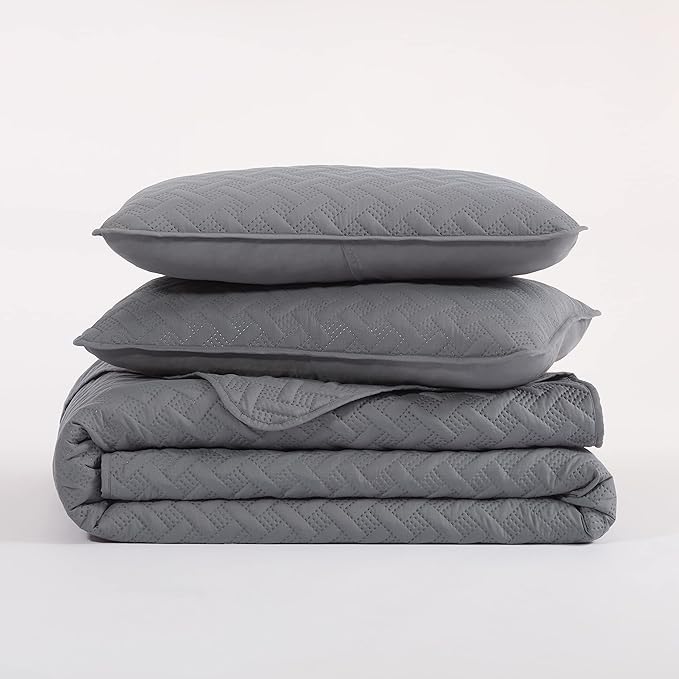 Serta ComfortSure Soft 3-Piece King/ Cal King Quilt Bedding Set, Includes Bedspread/Coverlet and Pillow Shams, Bedding for All Seasons, Machine Washable, Grey