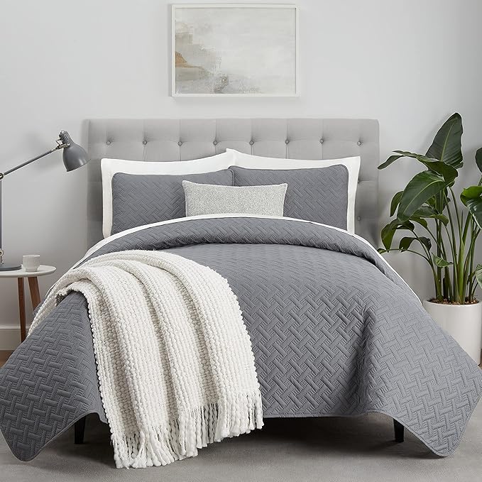 Serta ComfortSure Soft 3-Piece King/ Cal King Quilt Bedding Set, Includes Bedspread/Coverlet and Pillow Shams, Bedding for All Seasons, Machine Washable, Grey