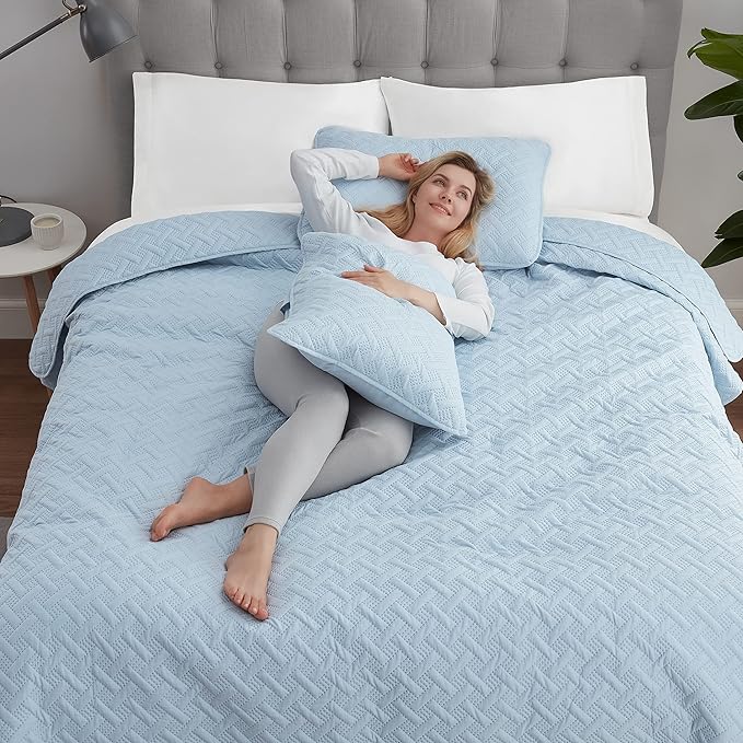Serta ComfortSure Soft 2-Piece Twin Quilt Bedding Set, Includes Bedspread/Coverlet and Pillow Sham, Bedding for All Seasons, Machine Washable, Light Blue