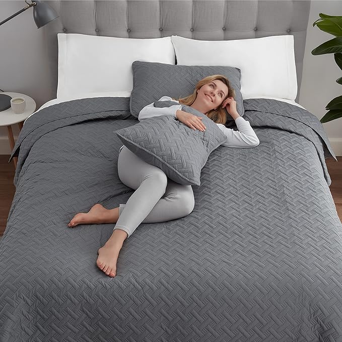 Serta ComfortSure Soft 3-Piece King/ Cal King Quilt Bedding Set, Includes Bedspread/Coverlet and Pillow Shams, Bedding for All Seasons, Machine Washable, Grey